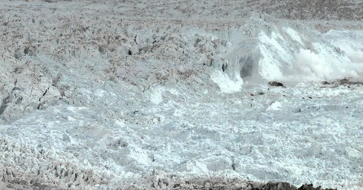 Man Points His Camera at Glacier and Captures a Massive Piece of Ice Crumbling Into the Ocean