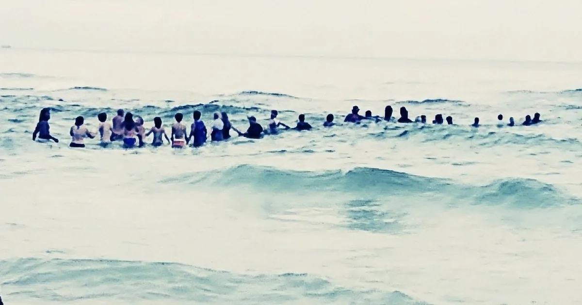 Eighty Strangers Create a Human Chain to Save a Family From a Riptide