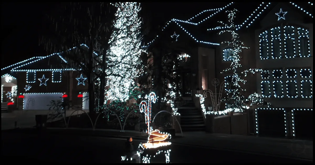 Watch How 88 Piano Keys That Control 500,000 Christmas Lights Make Magic!