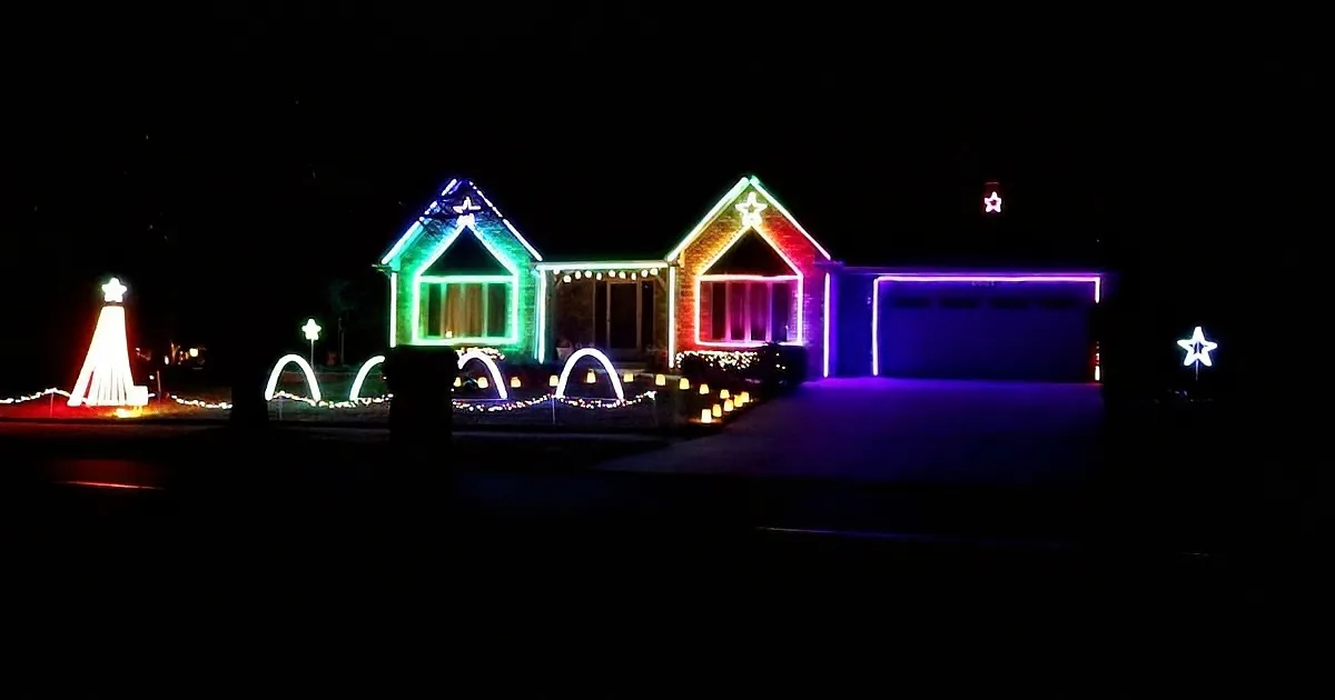 Homeowner Creates Amazing Christmas Light Display Set to Music by the Cadets