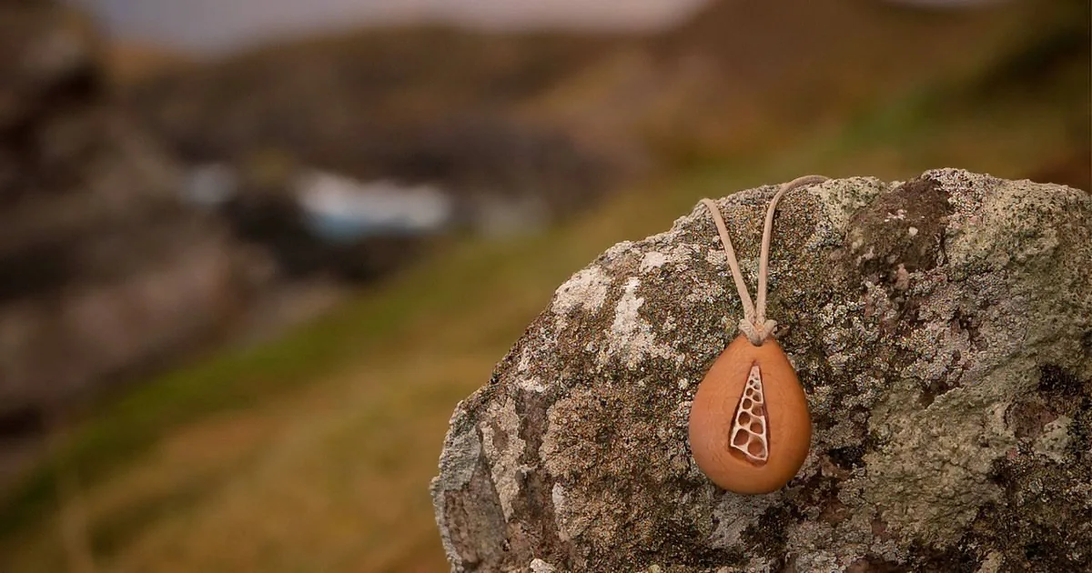 Man Makes His Girlfriend a Necklace With an Unexpected Surprise Inside
