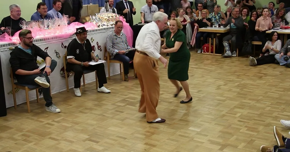 Watch an Elderly Couple Shock Everyone With Their Dance Moves on the Dance Floor!