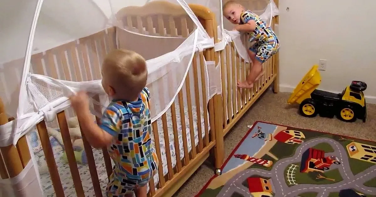 Mom Tells Her Twins to Go to Bed. What They Did Has the Internet in Stitches