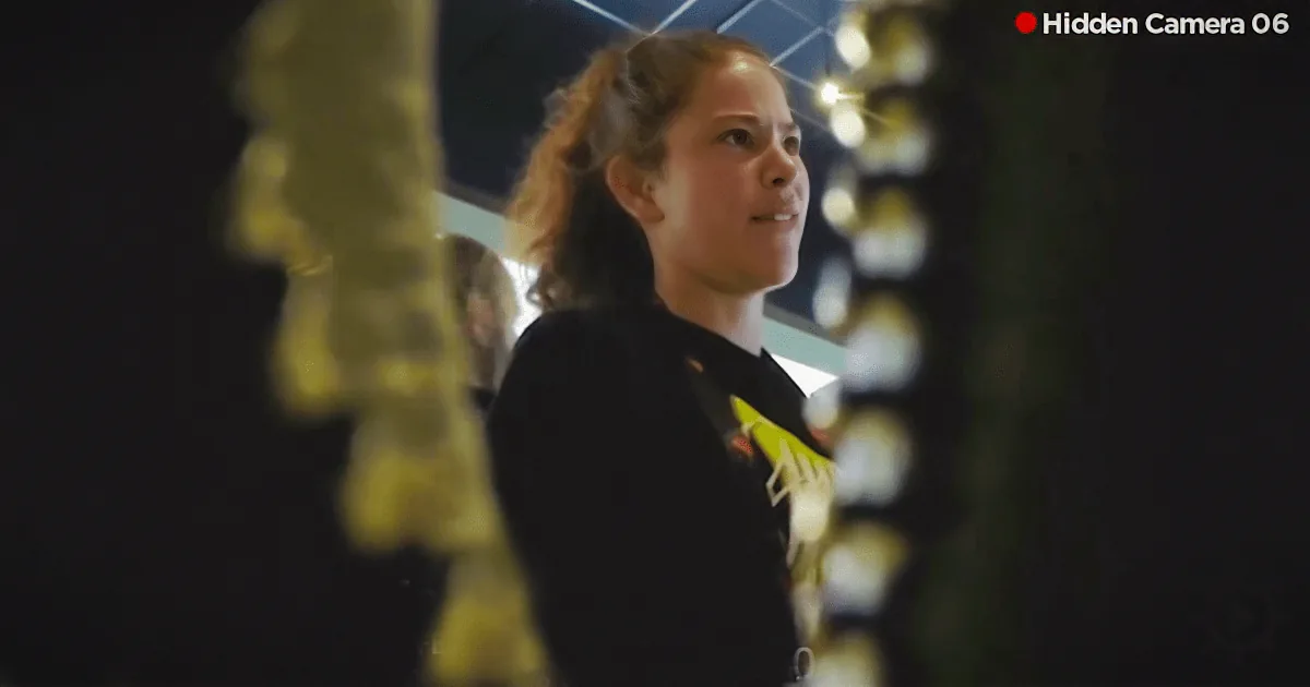 A Struggling Mom of Four Works as a Waitress. Then She Sees the Tip!
