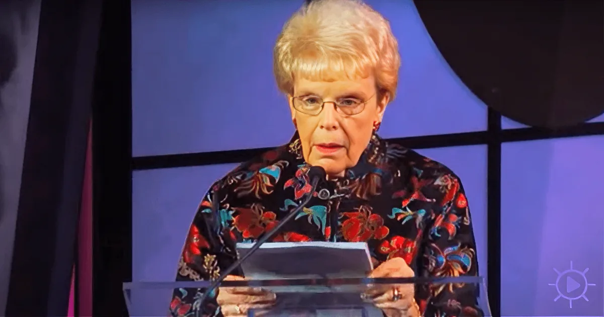 An Old Lady Steps on Stage to Say a Prayer. When She Starts Speaking, She Leaves the Audience LOL!