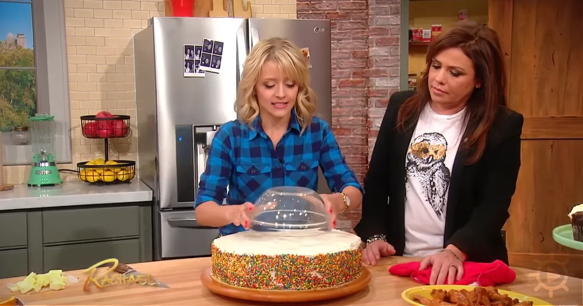Woman Sets a Bowl on Top of the Cake and Shares a Brilliant Trick to Cut One