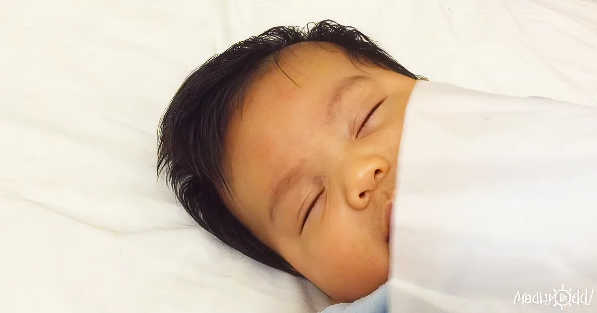 A Dad Puts His Baby to Sleep in Less Than 60 Seconds, Check out How He Does It!