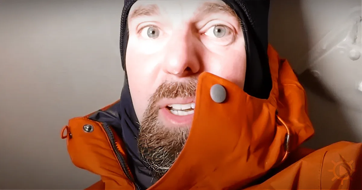 Animal Expert Attempts to Spend a Freezing Night in Dog House, Show Us What It Must Be Like for a Dog