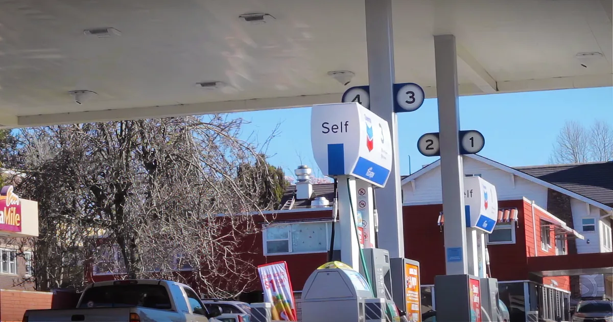 Gas Station Displays Jokes for Commuters, Their Signs Have Everyone Laughing out Loud