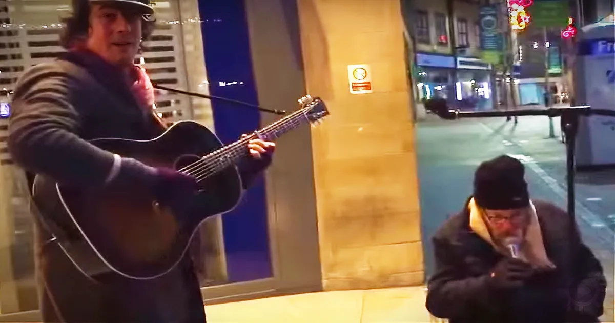Homeless Man Joins Busker for Spontaneous New Year's Eve Street Jam, the Result Is Incredible