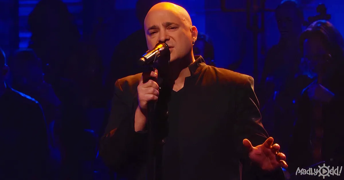 Singer Stuns the Crowd as He Sings This Chilling Version of the Classic ''The Sound of Silence''