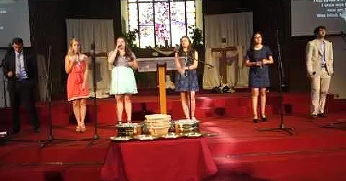 6 Teenagers Take the Stage to Sing ''Amazing Grace'' a Capella. They''ll Give You Goosebumps