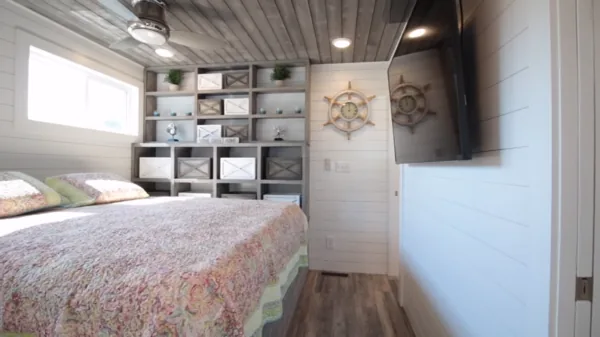 Cottage House Boat with 2 stories