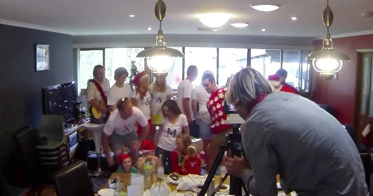 Family Gathers for Christmas Photo Until One Girl Backs Away and Sees It's a Set Up!