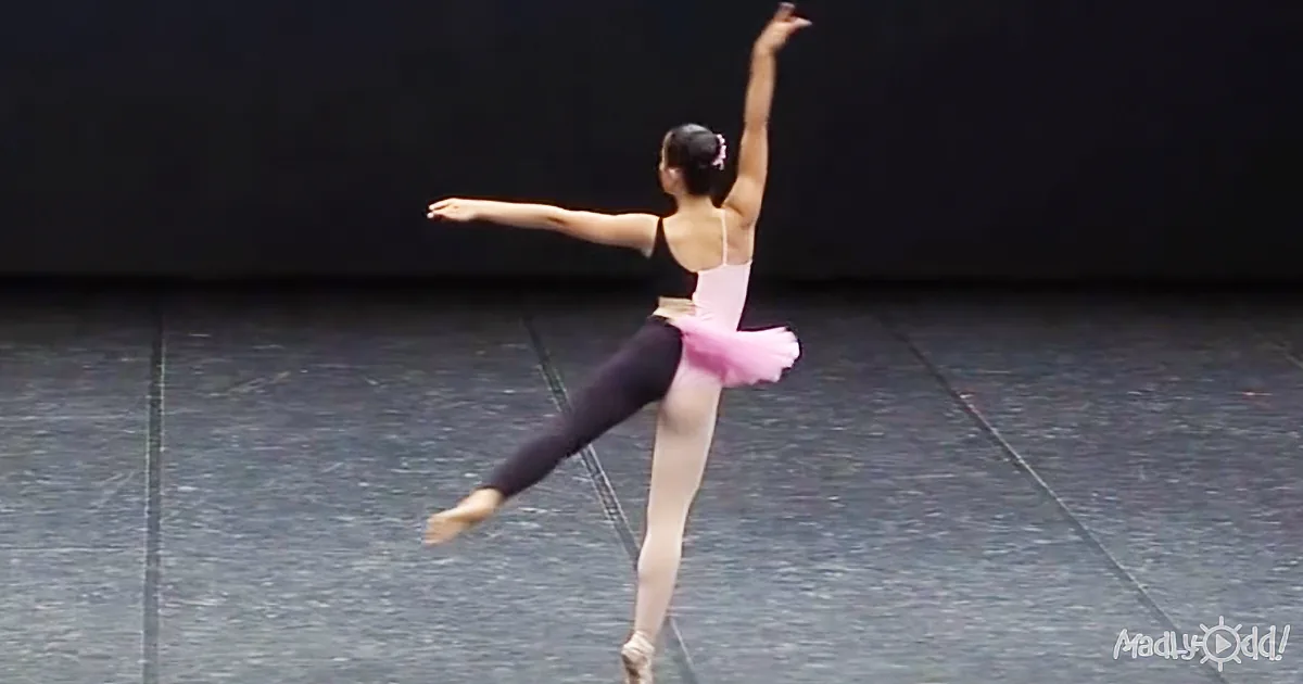 A Ballerina''s Split Performance Wows the Audience With Her Amazing Transformation!