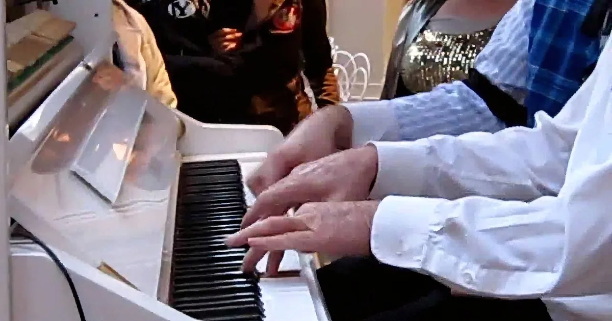 Some Stranger Highjacks a Piano in a 5-Hand Performance at Disneyland. Just Watch!