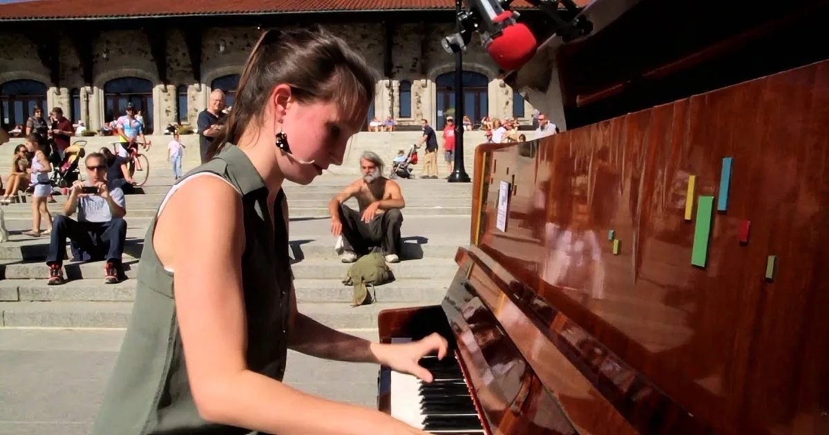 They Left a Piano out in the Park: She Sits Down, Plays ''Bohemian Rhapsody''