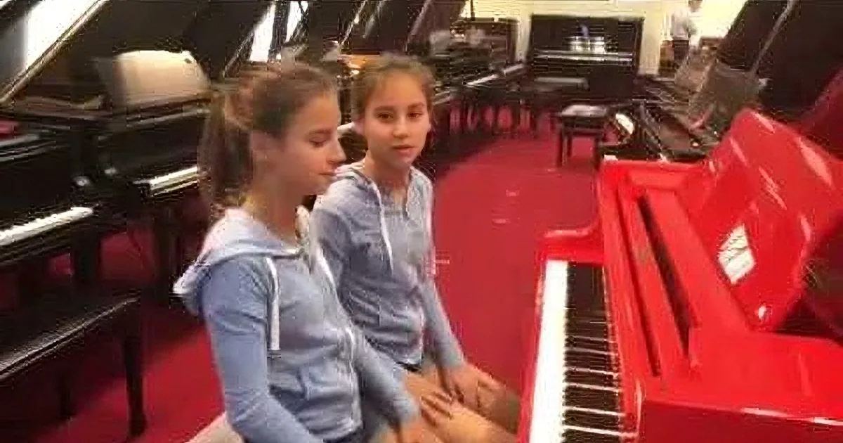 Teen-Twin Watches Her Sister Play Piano, Then Joins in Changing the Entire Performance
