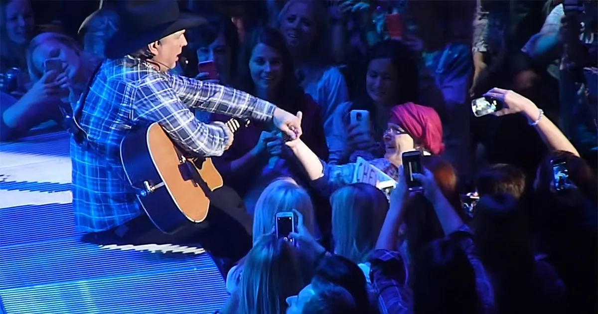 Garth Brooks Spots Woman Holding Sign -- When He Reads It, He Walks off Stage