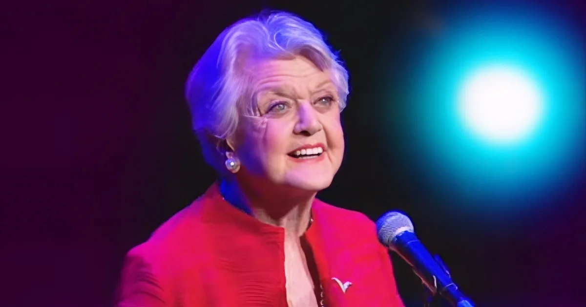 Angela Lansbury Sings and the Crowd Loses Their Minds. I Can''t Believe She Is That Good.
