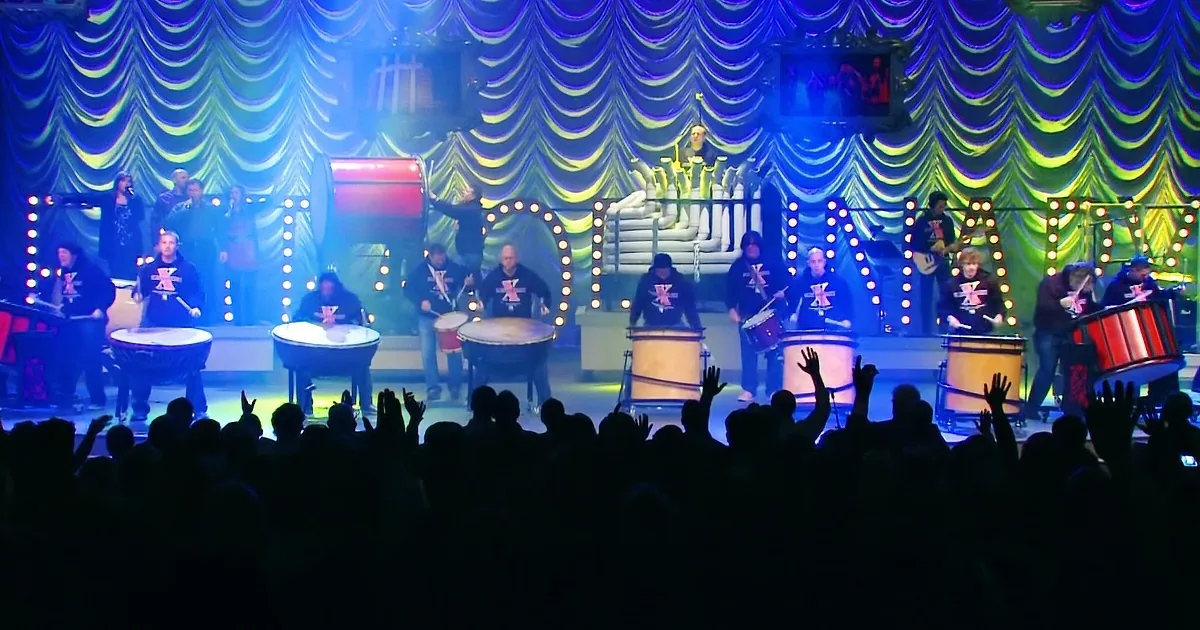 This 'How Great Thou Art' Is so Magnificent, the Audience Stands in Celebration