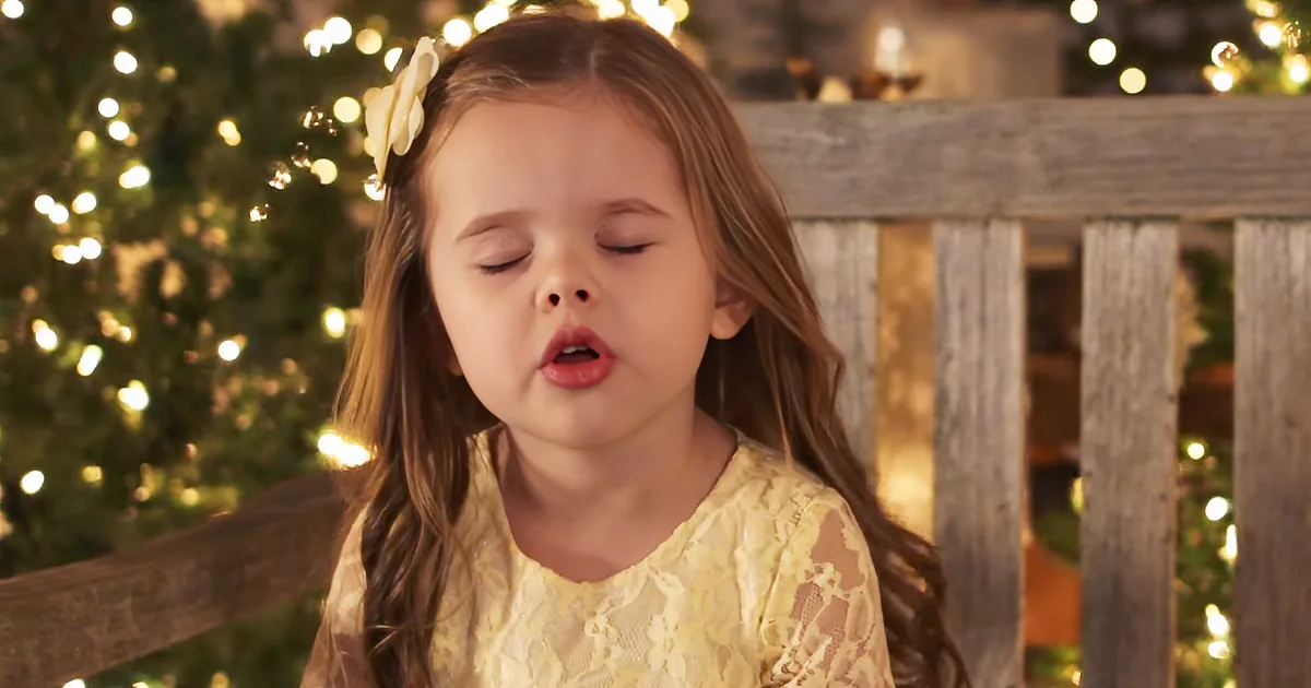 4-Year-Old Closes Her Eyes to Sing a Classic Christmas Carol and Everyone Is in Love