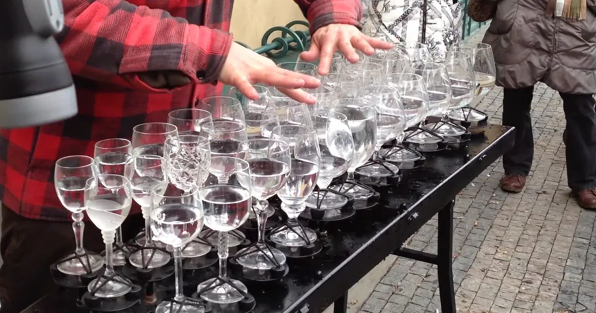 Street Performer Plays Soul-Stirring 'Hallelujah' With Just Crystal Glasses