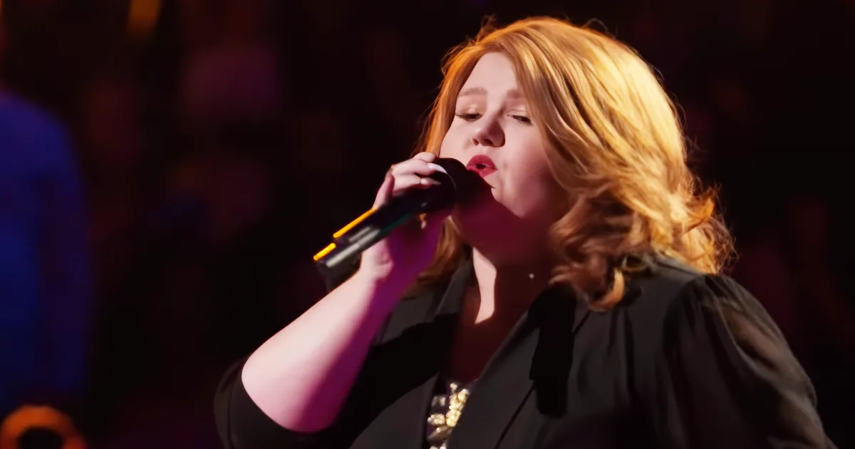 Mackenzie Thomas sings on The Voice