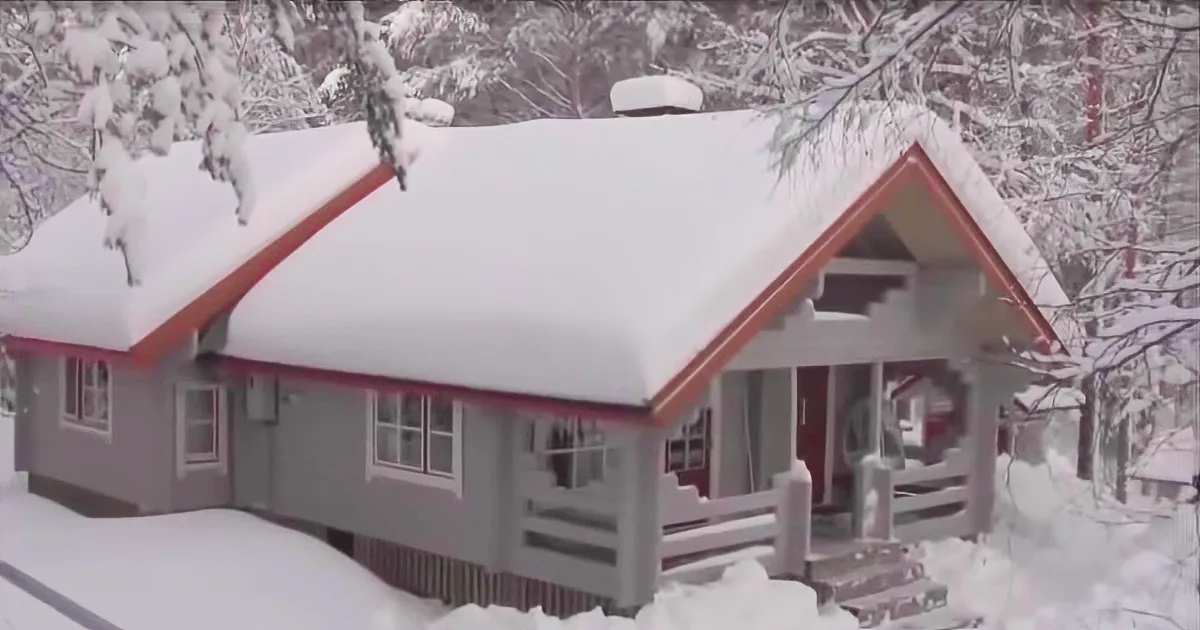 With a Single Piece of Rope Man Shows How to Effortlessly Remove Heavy Snow From Roof