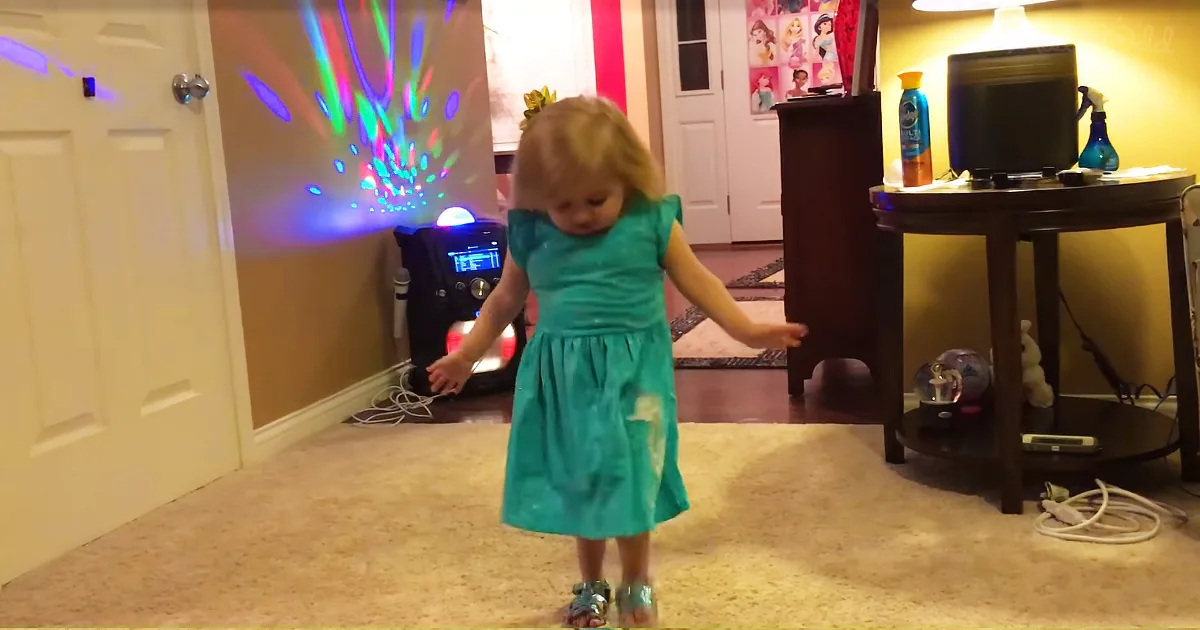 Adorable Little Girl Plans Fashion Show for Mom and the Internet Can''t Get Over How Cute She Is