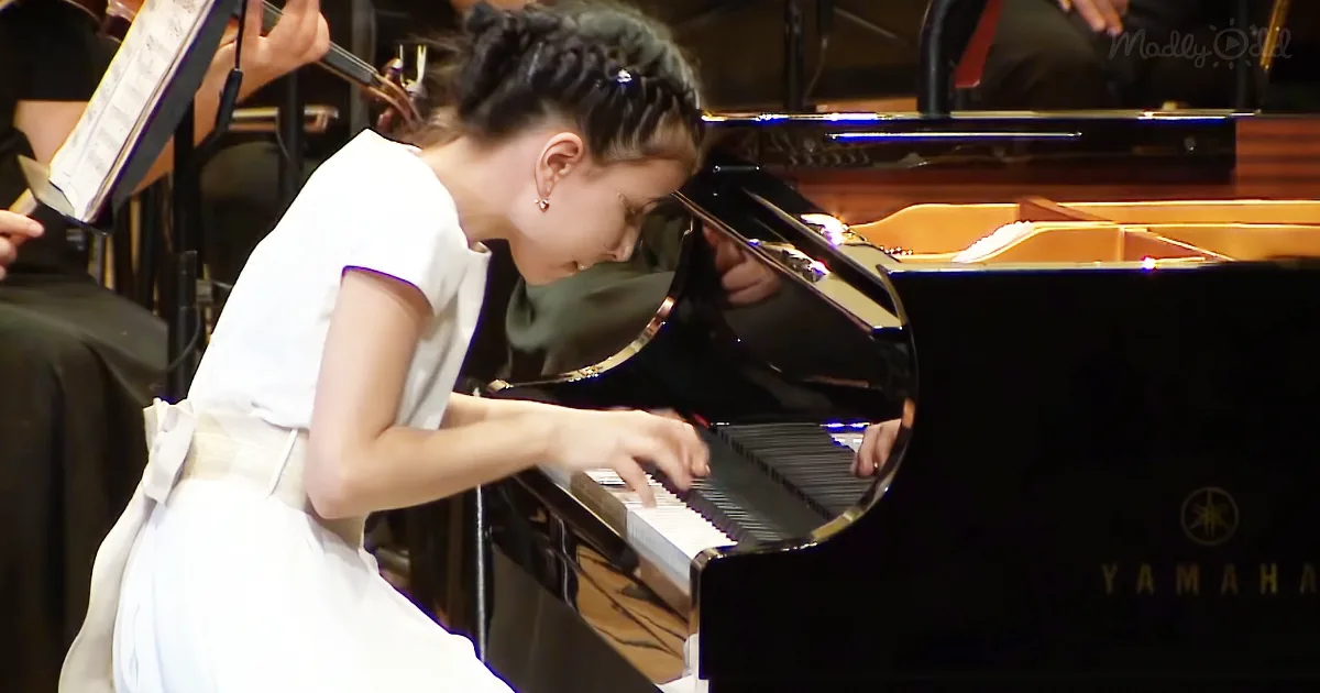 Alexandra Dovgan Performs 'Concerto for Piano No. 1 in G Minor, Op. 25'
