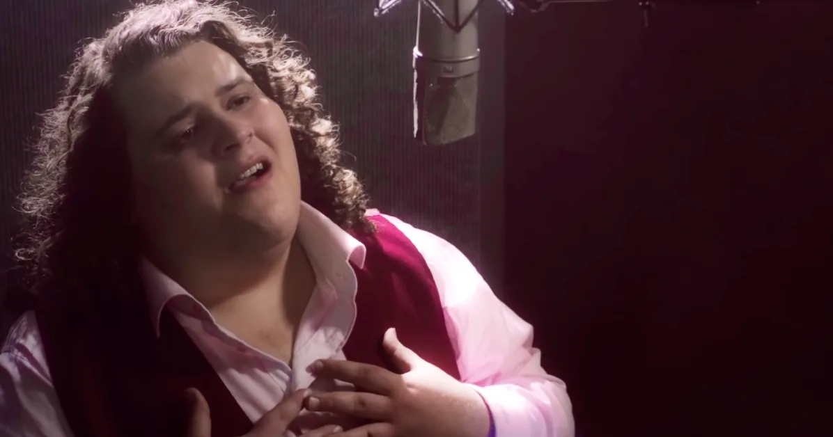 Jonathan Antoine sings Leonard Cohen’s “Hallelujah.”