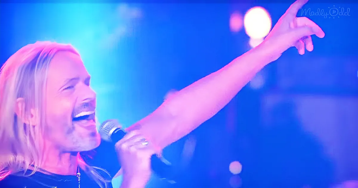 64-Year-Old Forces Everyone to Their Feet With Electrifying 80s Performance on 'The Voice Senior'