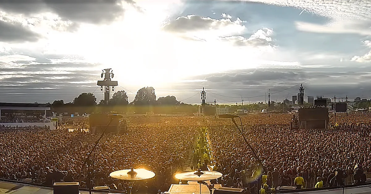 That Moment When a Crowd of 65,000 Sings 'Bohemian Rhapsody' in Perfect Harmony...