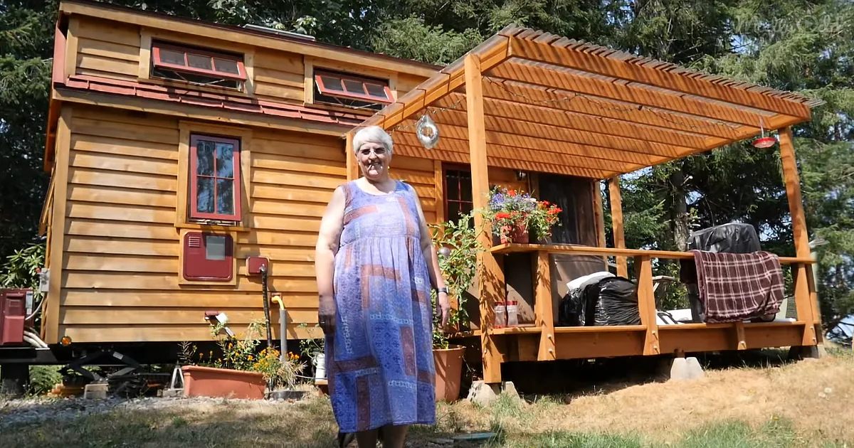 She Retired Into a Tiny House With Her Dog (And a Hot Tub) for Her Senior Years