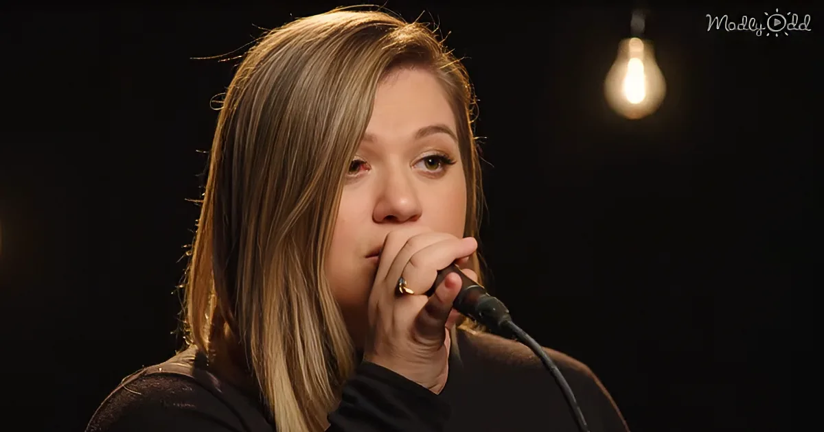 Kelly Clarkson Performs ''It''s Quiet Uptown'' From ''Hamilton'' Musical