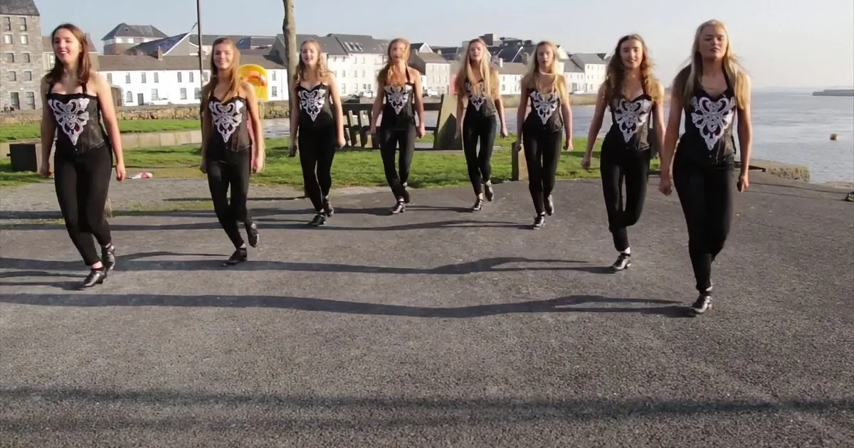 8 Girls Take up Their Positions, Then They Take the Internet by Storm With Their Beautiful Moves