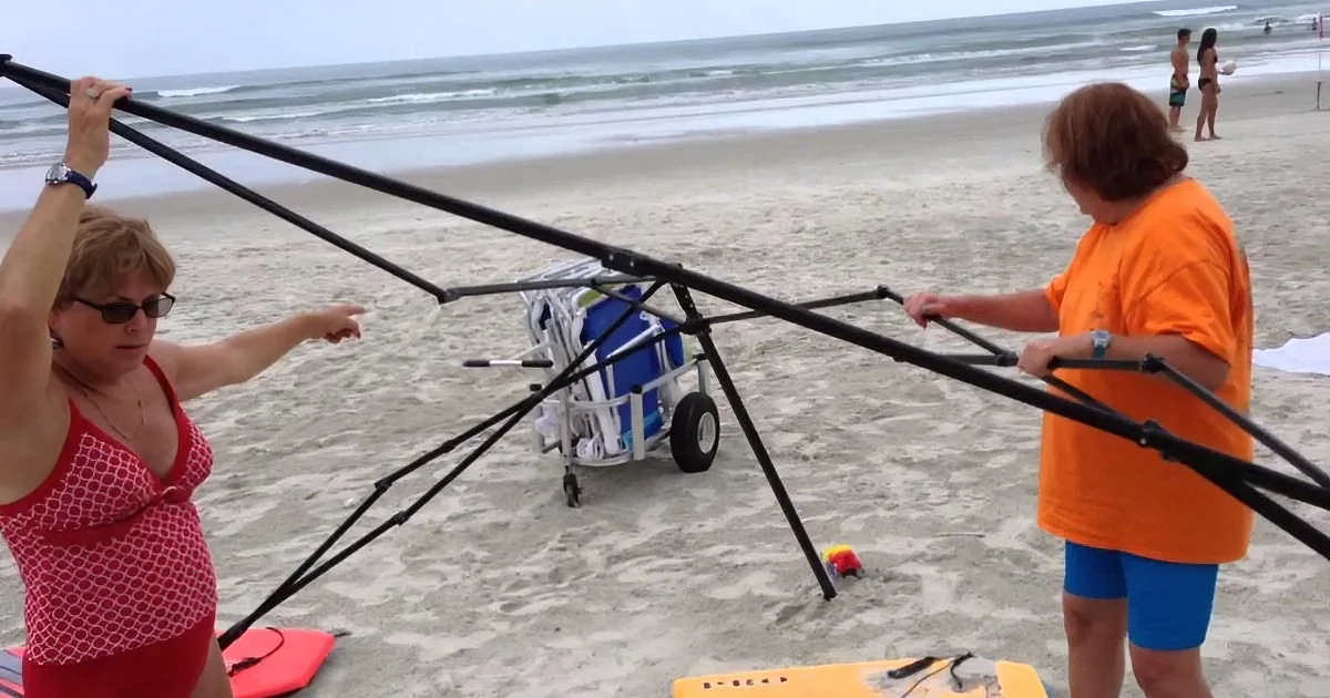 2 Women Tried Stealing a Family''s Beach Gear. but Watch What Happened When Dad Saw Them