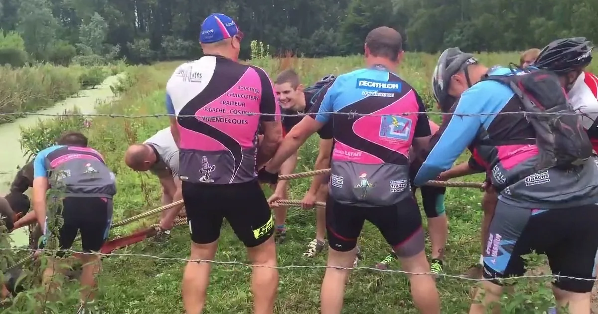 This Poor Horse Was Drowning in a Thick Bog. but When Those Cyclists Spotted Him? Amazing!