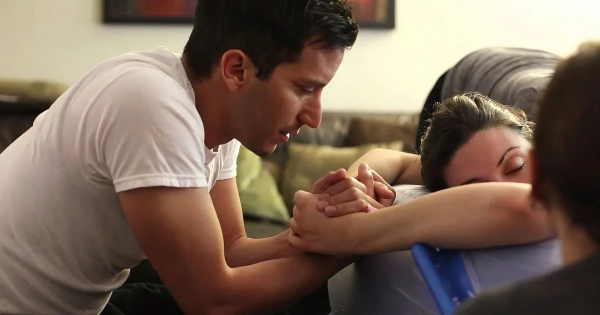 When You See the Way This Man Soothes His Wife During Her Water Birth, It Will Melt Your Heart!