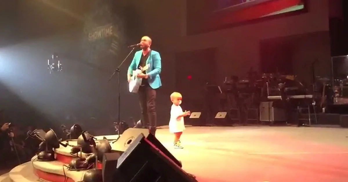 This Tiny Baby Ran on Stage to Hug His Dad. but What He Did Next Put the Crowd on Their Feet!