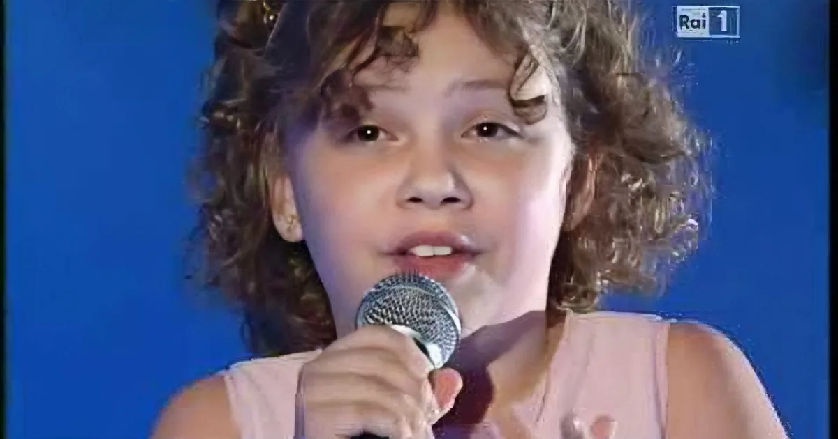 Little Girl Got Onstage to Sing This Song. but the Moment She Began, I'd Chills All Over