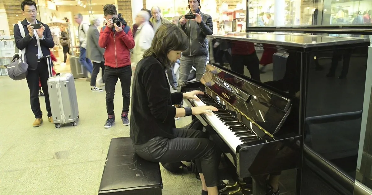 Girl Plays Queen''s ''Bohemian Rhapsody'' on Elton John''s Piano at the Station. You''ll Be Speechless
