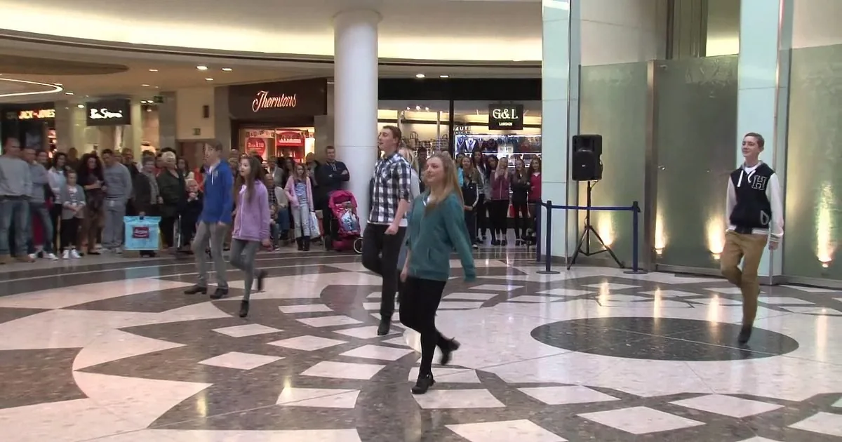 She Started Dancing Alone in the Middle of the Shopping Center, but I Wasn''t Expecting This