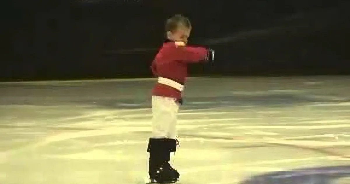4-Year-Old Twin Figure Skaters Appear in Front of the Crowd to Perform. Wait Till See Their Moves