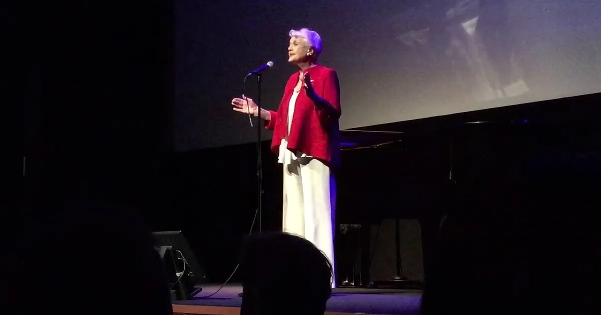 Its Been 25 Years Since Beauty & the Beast. so When ''Mrs. Pott'' Sang This Onstage?