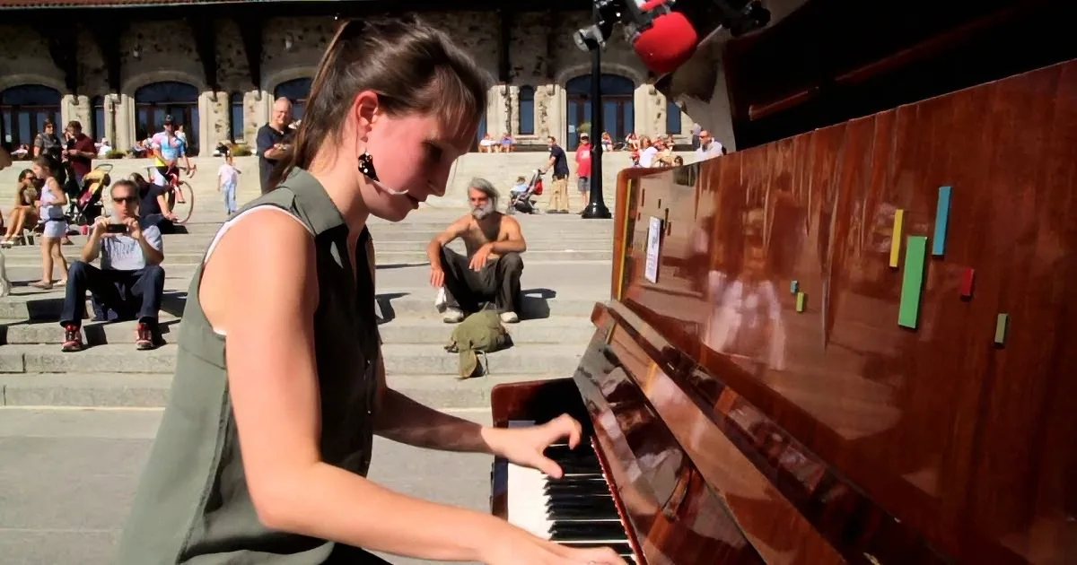 She Saw a Public Piano in the Square. but What This Woman Did Next? I Can''t Stop Screaming