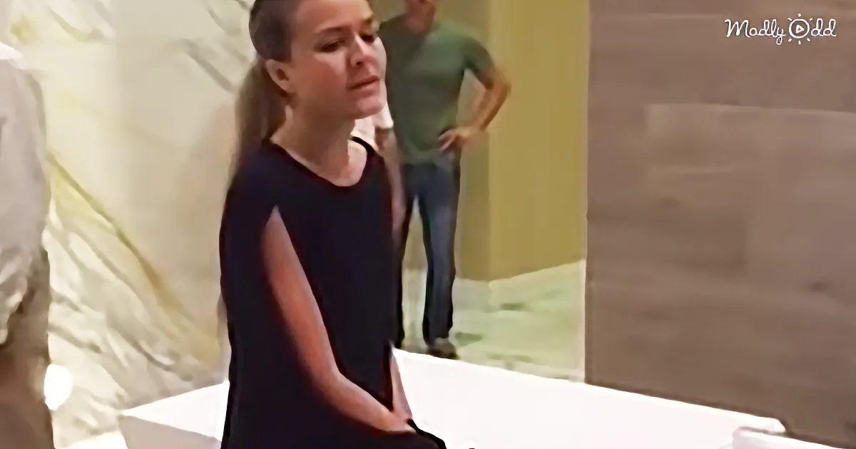 Hotel Concierge Has Chilling Spontaneous Duet With Guest