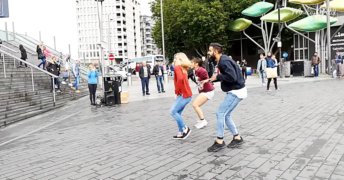 That Curly Haired Girl? I Couldn't Take My Eyes off Her! Now That's How You Do a Flash Mob!