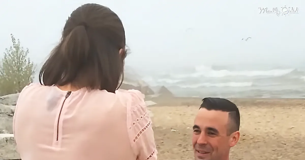 Beach Family Photo Ends up an Amazingly Awkward Marriage Proposal Thanks to Mom